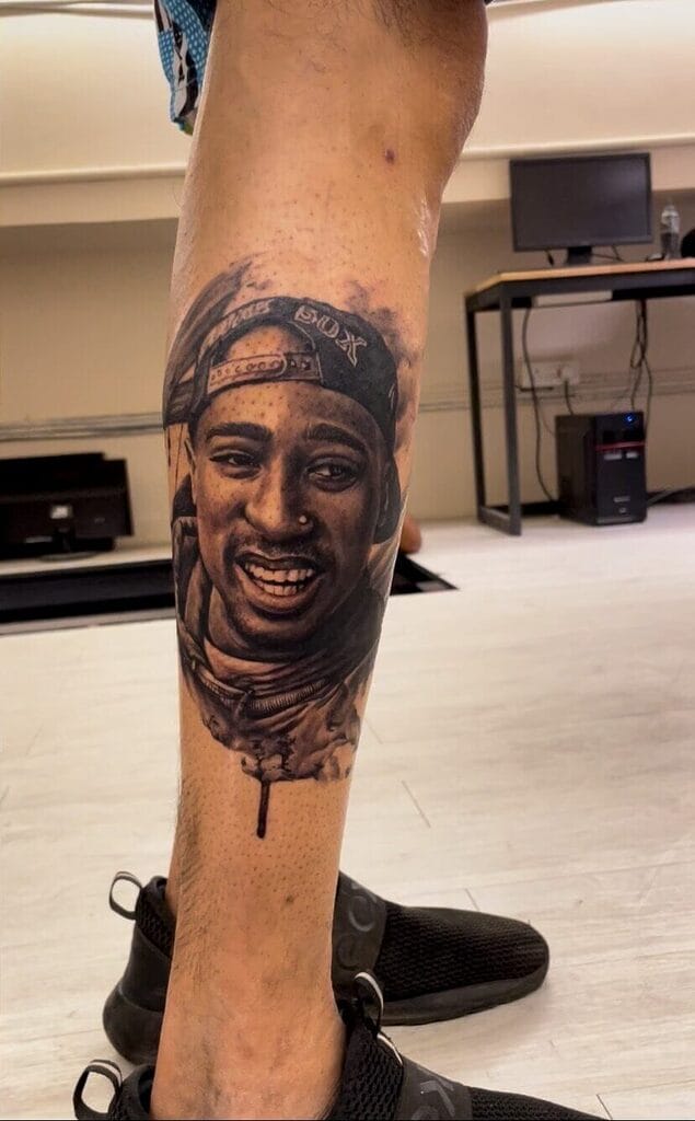 Tatuaj Tupac Shakur de artistul Choze la Iron Palm Tattoos & body Piercing în centrul orașului Atlanta. Portret și tatuaje memoriale sunt treaba noastră. Bine ați venit. Sunați la 404-973-7828 sau vizitați pentru o consultație gratuită.