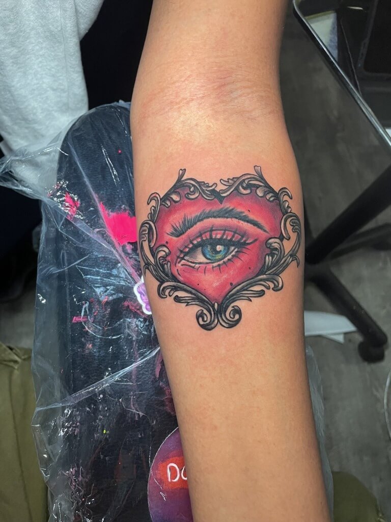 Абстрактная татуировка глаза и цвета, сделанная Paper Airplane Jane в тату-салоне Iron Palm на юге Атланты. Мы открыты до поздней ночи, и мы приветствуем прогулку. Позвоните по телефону 404-973-7828 или зайдите на бесплатную консультацию.