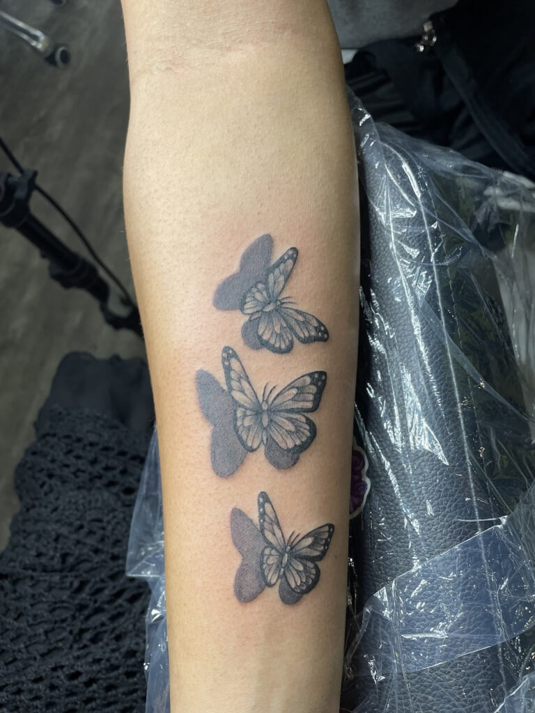 Татуировка бабочки от Paper Airplane Jane of Iron Palm Tattoos. Заявки принимаются. Позвоните по телефону 404-973-7828 или зайдите на бесплатную консультацию.