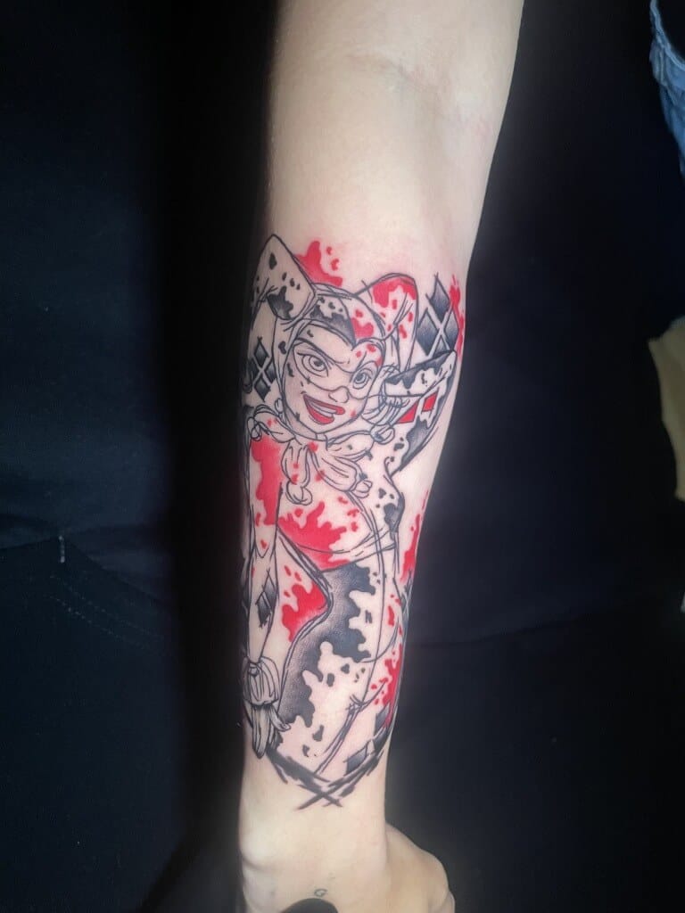 Harley Quinn Water Color Anime Tattoo By Lyric The Artist at Iron Palm Tattoos-ზე ატლანტას ცენტრში, GA. ჩვენ განლაგებული ვართ Magic City-დან და გრეიჰაუნდის ავტოსადგურიდან არც თუ ისე შორს. დარეკეთ 404-973-7828 ან გაიარეთ უფასო კონსულტაციისთვის. Walk-In ყოველთვის მისასალმებელია.