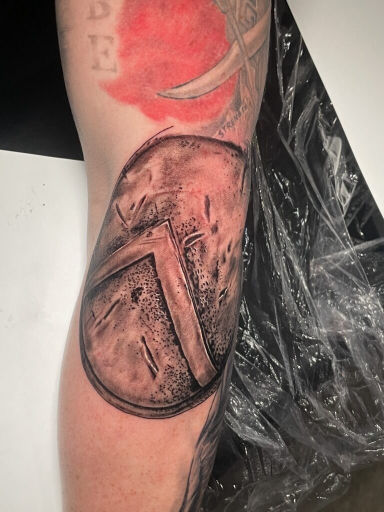 Cover Up татуировкасы Т Сойердин Iron Palm Tattoos & Body Piercing. 404-973-7828 номуруна чалыңыз же бекер консультация алуу үчүн токтоңуз. Жөө кирүүлөр кабыл алынат.