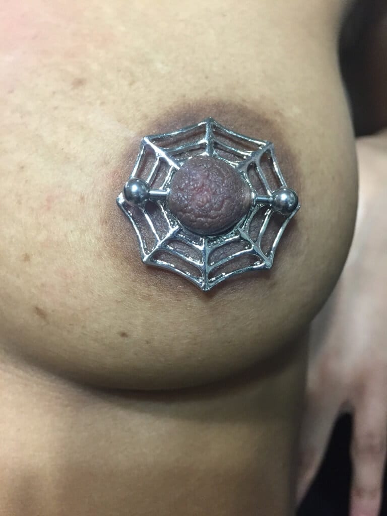 Spiderweb Barbell Nipple Piercing სამკაულები დამონტაჟებულია რკინის პალმის ტატუზე ატლანტაში. დარეკეთ ნომერზე 404-973-7828 ან გაიარეთ უფასო კონსულტაცია ბოდი არტისტთან თქვენს მომავალ პირსინგზე. მისასალმებელია Walk Ins.