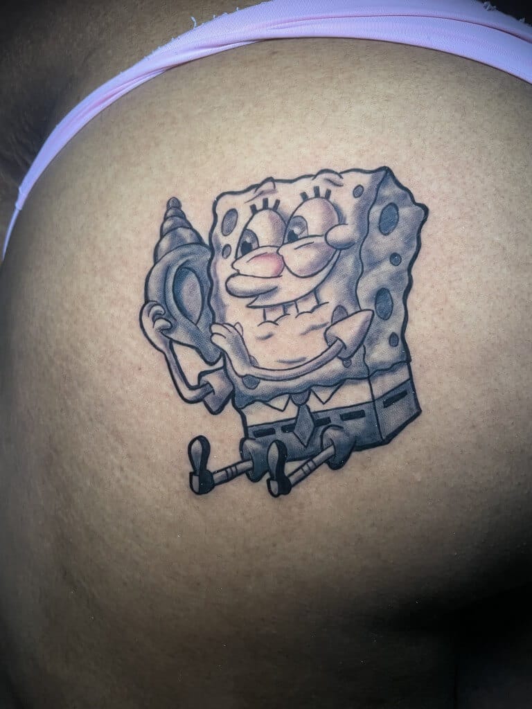 Spongebob SquarePants татуировкасы Атланта шаарынын түштүгүндөгү Iron Palm Tattoos & Body Piercing компаниясынын дене сүрөтчүсү Т Сойер тарабынан иштелип чыккан жана боёлган. Walk Ins кабыл алынат. 404-973-7828 номерине чалыңыз же Т Сойерди же башка сүрөтчүнү китепке алуу үчүн акысыз кеңеш алуу үчүн токтоңуз.