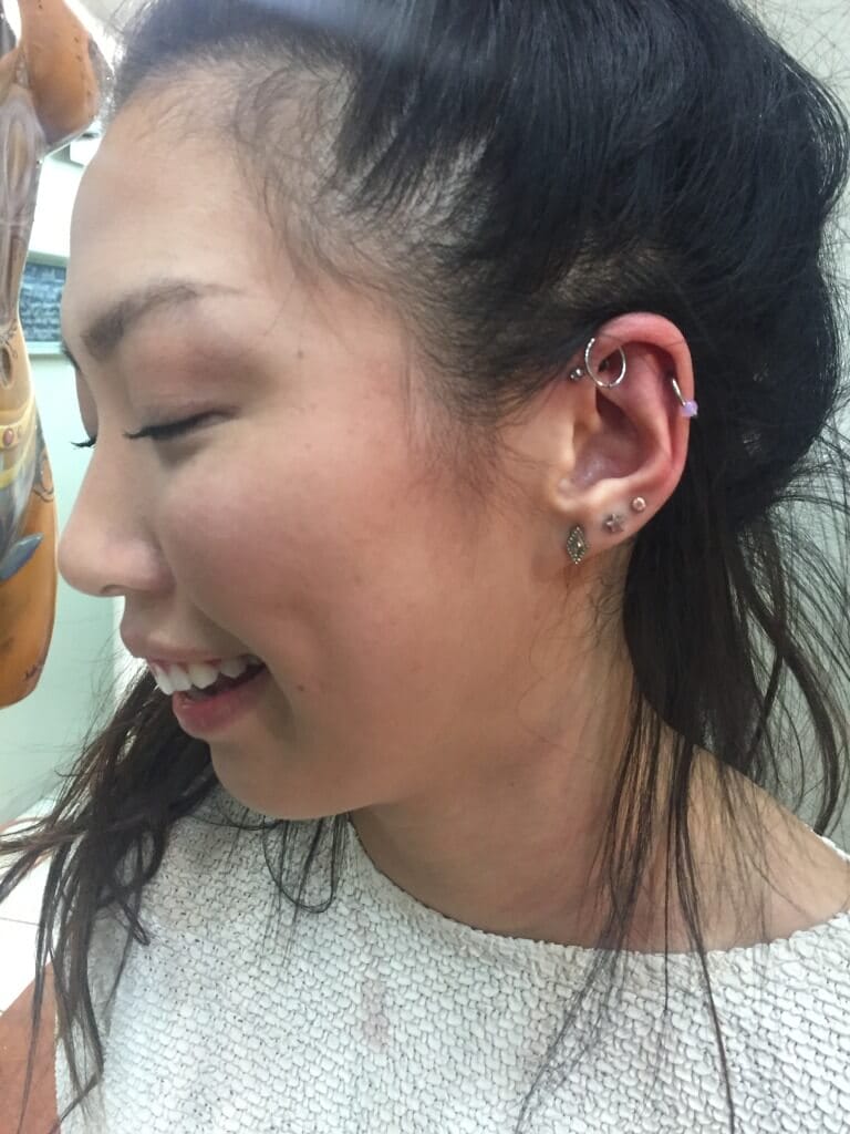 Različni piercingi za ušesa so nameščeni v podjetju Iron Palm Tattoos & Body Piercing v centru Atlante. Ali poznate ime vsake vrste piercinga? Pokličite 404-873-7828 ali se oglasite na brezplačnem posvetu. Sprehodi so dobrodošli. Ta velika stranka ima skoraj vse. Ima daith, lobe in standardne ušesne piercinge.