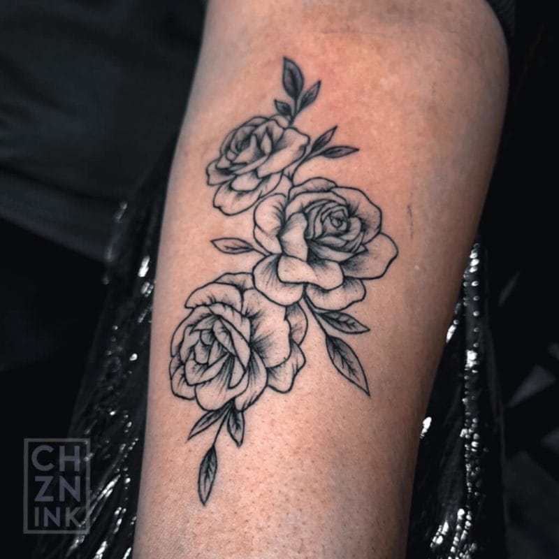 በደቡብ ዳውንታውን አትላንታ ጆርጂያ ውስጥ "Rose In Bloom" የአበባ ንቅሳት በ Choze At Iron Palm Tattoos ያበቀሉ ጽጌረዳዎች ንቅሳት በመደበኛነት እንደ ውበት፣ ፍቅር፣ እድገት፣ ለውጥ፣ ተስፋ ወይም መታደስ ያሉ አወንታዊ ትርጉሞችን ያመለክታሉ። በ 404-973-7828 ይደውሉ ወይም ከአይረን ፓልም ንቅሳት አርቲስት ጋር በነጻ ለመመካከር ያቁሙ። የእግር መግቢያዎች እንኳን ደህና መጡ።