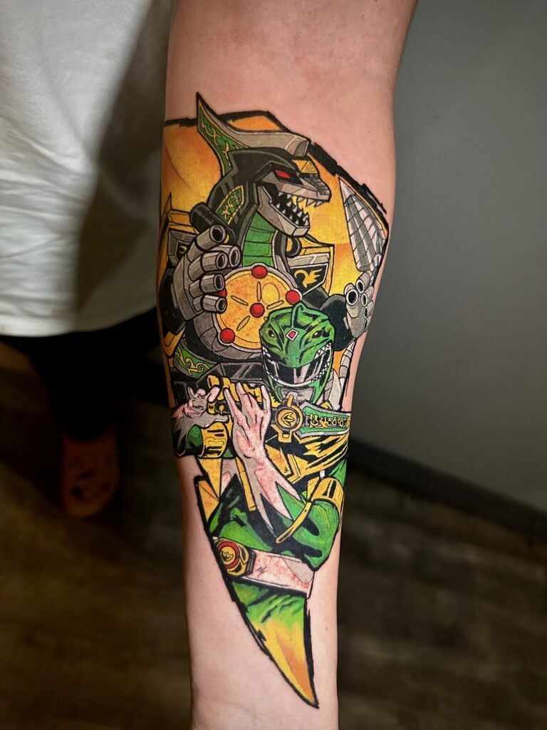 Аниме-татуировка Green Power Ranger и Dragonzord в честь покойного Джейсона Дэвида Фрэнка, сделанная Lyric TheArtist в Iron Palm Tattoos в Атланте. Джейсона больше всего помнят за его роль зеленого могучего рейнджера, и он играл главные роли во всех телесериалах о Могучем рейнджере. Он также был известным мастером боевых искусств. В большинстве случаев мы открыты до 2:404 ночи. Зайдите на бесплатную консультацию к Лирику или другому мастеру тела Iron Palm. Позвоните по телефону 973-7828-XNUMX или зайдите на бесплатную консультацию. Прогулки приветствуются.