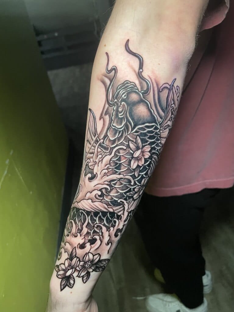 Haku Dragon με Cherry Blossom Black & Grey Sleeve από τον Terrance Sawyer στο Iron Palm Tattoos στην Ατλάντα. Τα τατουάζ Haku & Cherry blossom είναι δημοφιλή στην ιαπωνική κουλτούρα και έχουν τις ρίζες τους στην αγάπη των Σαμουράι για τη φύση. Καλέστε στο 404-973-7828 ή περάστε για δωρεάν συμβουλευτική. Τα Walk In είναι ευπρόσδεκτα.