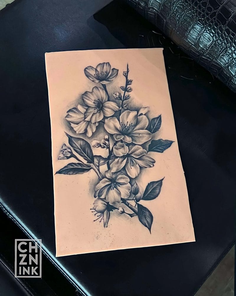 अटलांटा, GA मधील आयर्न पाम टॅटूजमध्ये चोझद्वारे ब्लॅक आणि ग्रे कमल फ्लॉवर टॅटू. चोझे हे आयर्न पामचे ज्येष्ठ कलाकार आहेत. आम्ही रात्री उशिरा 2 पर्यंत उघडे असतो. 404-973-7828 वर कॉल करा किंवा विनामूल्य सल्ला घेण्यासाठी थांबा.