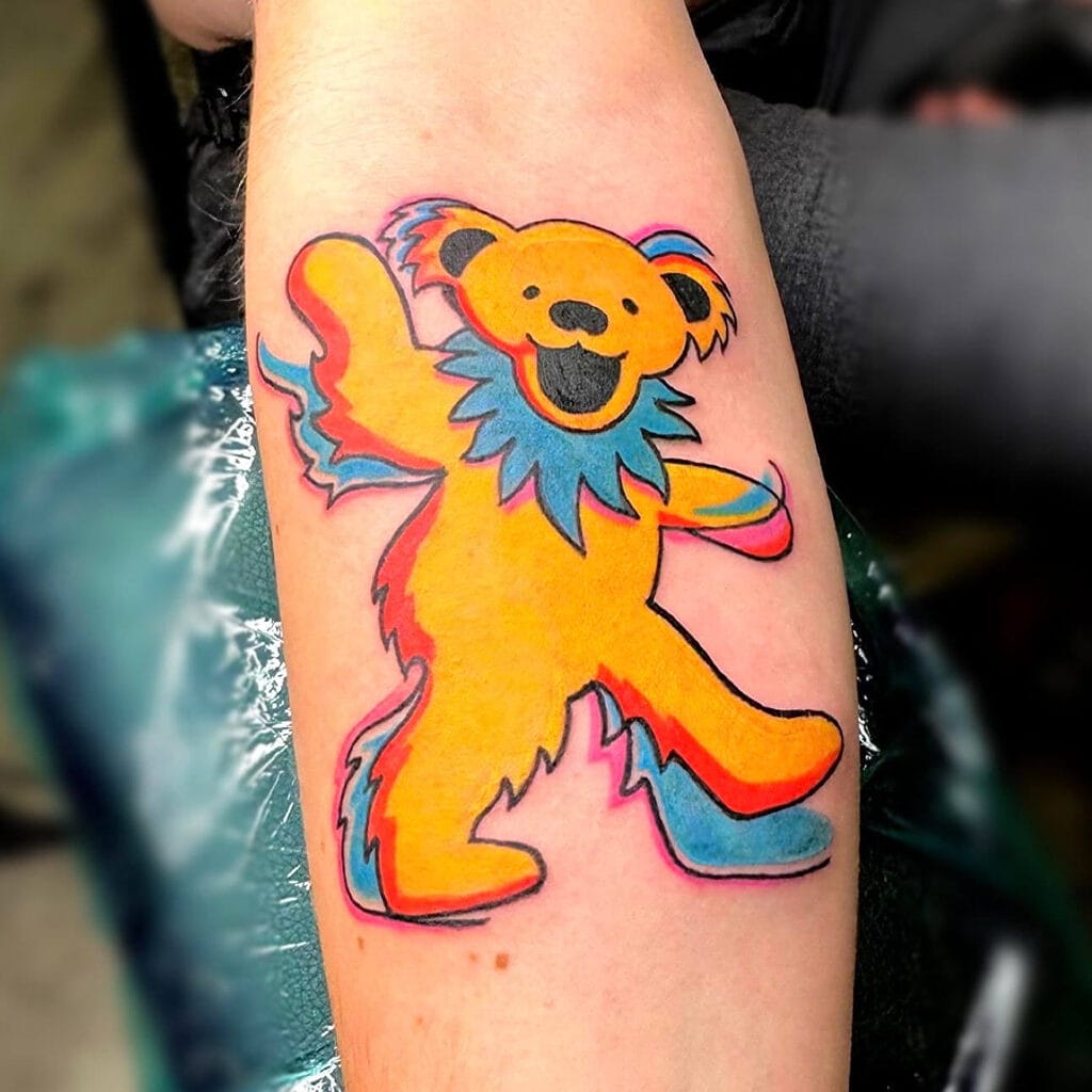 Grateful Dead Dancing Yellow Bear Tattoo By Khem At Iron Palm Tattoo στην Ατλάντα, GA. Οι αρκούδες δημιουργήθηκαν αρχικά από τον καλλιτέχνη Bob Thomas ως μέρος του εξωφύλλου του άλμπουμ του 1973 του συγκροτήματος με τίτλο "History of the Grateful Dead, Volume One (Bear's Choice). Οι αρκούδες είχαν σκοπό να αντιπροσωπεύουν κάθε μέλος της μπάντας με έναν ιδιότροπο και ανάλαφρο τρόπο. Με τον καιρό, οι αρκούδες που χορεύουν κέρδισαν δημοτικότητα και συνδέθηκαν στενά με τη μουσική και την κουλτούρα των Grateful Dead. Καλέστε το 404-973-7828 ή περάστε για μια δωρεάν διαβούλευση με τον Khem. Τα Walk In είναι ευπρόσδεκτα.