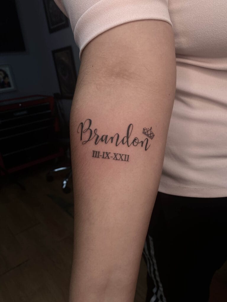 Iron Palm Tattoos компаниясынын конок сүрөтчүсү Рене Кристобалдын "Брэндон" тамга татуировкасы. Рене Чилинин Консепсион шаарынан Атлантага келет. 404-973-7828 номуруна чалыңыз же бекер консультация алуу үчүн токтоңуз. Көпчүлүк түнү түнкү саат 2ге чейин ачыкпыз. Жөө кирүүлөр кабыл алынат.
