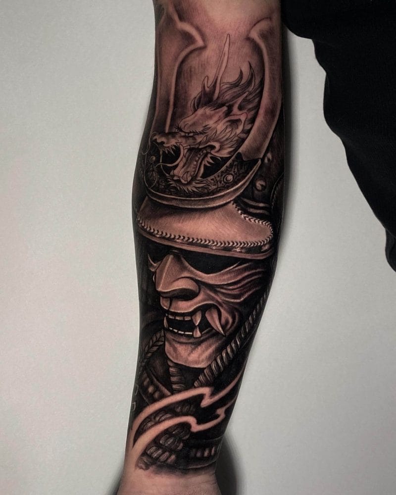 Samurai Mask Black & Grey Photo Realism Tattoo by Rene Cristobal, конок Artist at Iron Palm Tattoos.. Самурай татуировкасы берилгендикти, ар-намысты, кайраттуулукту жана туруктуулукту билдирет. Рене 11-жылдын 18-сентябрынан 2023-сентябрына чейин Iron Palm дүкөнүндө орун ээлөө үчүн жеткиликтүү. Биз кечки саат 2ге чейин ачыкпыз жана консультациялар бекер. 404-973-7828 телефонуна чалыңыз. Жөө жүрүштөр кабыл алынат.