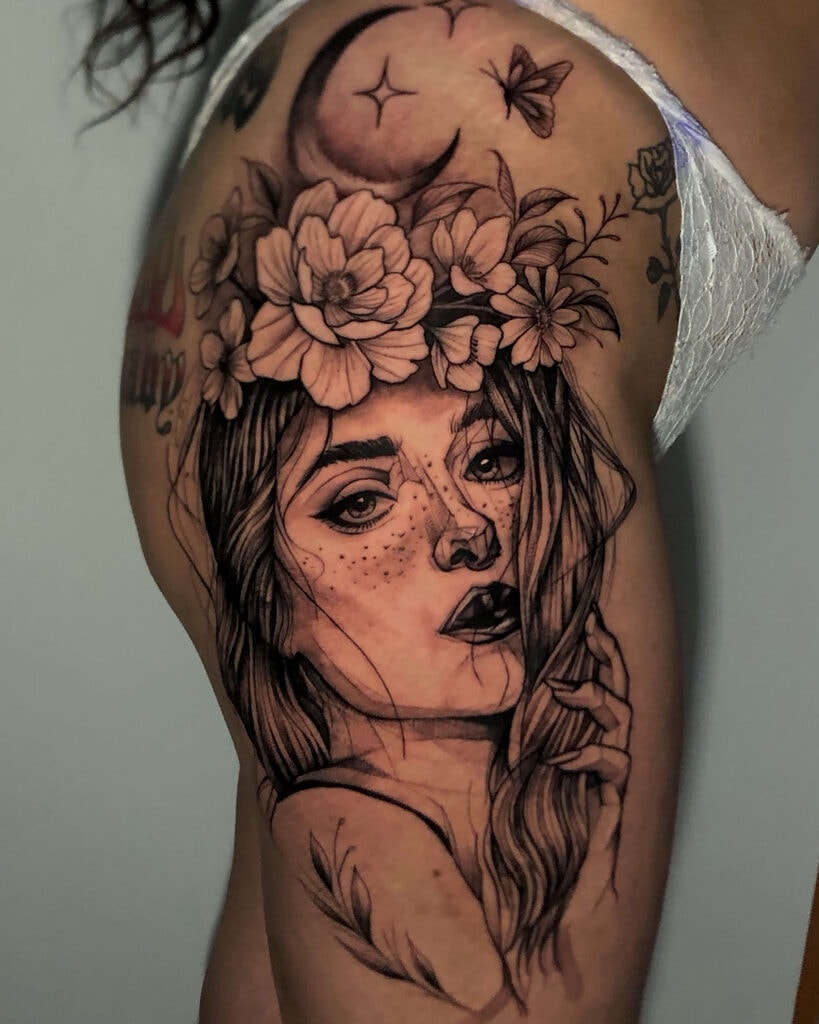 Fanm ak kouwòn ak papiyon anba lalin ak zetwal nwa ak gri Portrait Tattoo Pa Rene Cristobal, yon atis envite nan Iron Palm Tattoos & Body Piercing. Tatoo sa a te pran 10 èdtan pou konplete. Rene espesyalize nan réalisme, pòtrè fè nan Black & Grey oswa Chicano Black Work. Nou ouvri byen ta lannwit jiska 2AM. Rele 404-973-7828 oswa pase pou jwenn yon konsolasyon gratis.