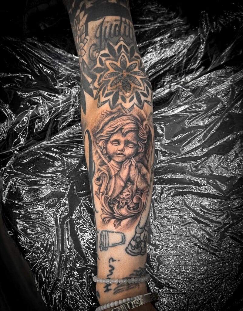 ʻO Angel Black & Grey Realism Tattoo Na Choze At Iron Palm Tattoos. No nā kānaka he nui nā peʻa ʻānela he hōʻailona o ka haʻahaʻa, nā pale, ke aloha, a me ka palekana. Ua noi pinepine ʻia nā peʻa ʻānela a me nā ʻuhane ma Iron Palm Tattoos. Wehe mākou i ka pō a hiki i ka hola 2 AM i ka hapa nui o nā pō. E kelepona iā 404-973-7828 a i ʻole e kipa aku no ke kūkākūkā manuahi. Hoʻokipa ʻia nā Walk Ins.