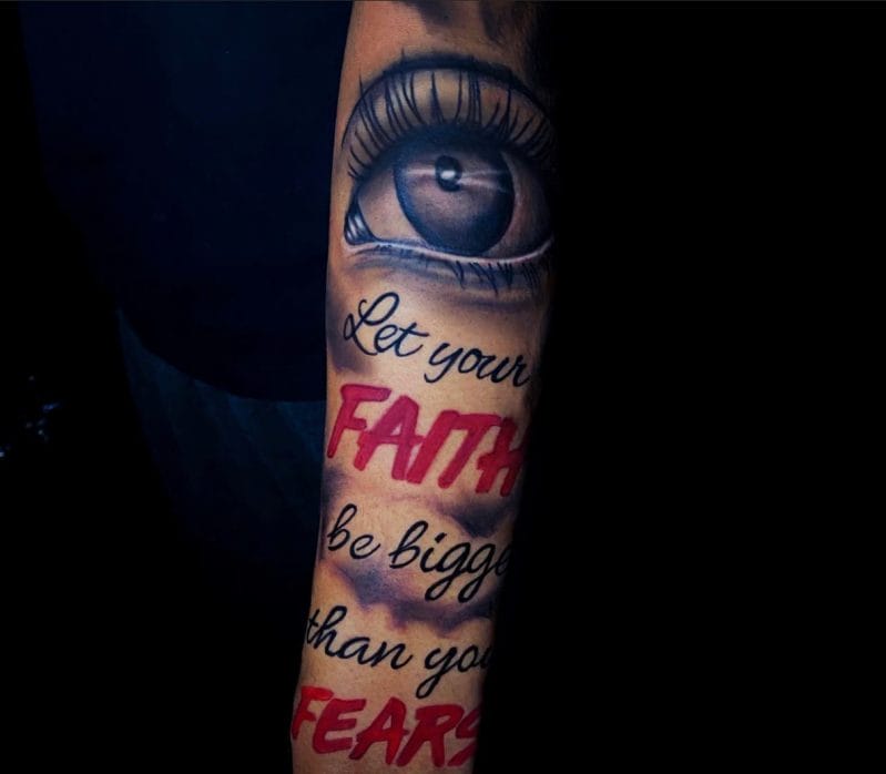 Hebrejom 13:6 „Nech je vaša viera väčšia ako vaše obavy“ Tetovanie písma podľa Khem At Iron Palm Tattoos. Páči sa nám drzosť vo vyhlásení. Nikto nevie, čo sa stane v budúcnosti? Je lepšie vykročiť s dôverou. Väčšinu nocí máme otvorené neskoro do 2:404. Zavolajte na číslo 973-7828-XNUMX alebo sa zastavte na bezplatnú konzultáciu s Khem.