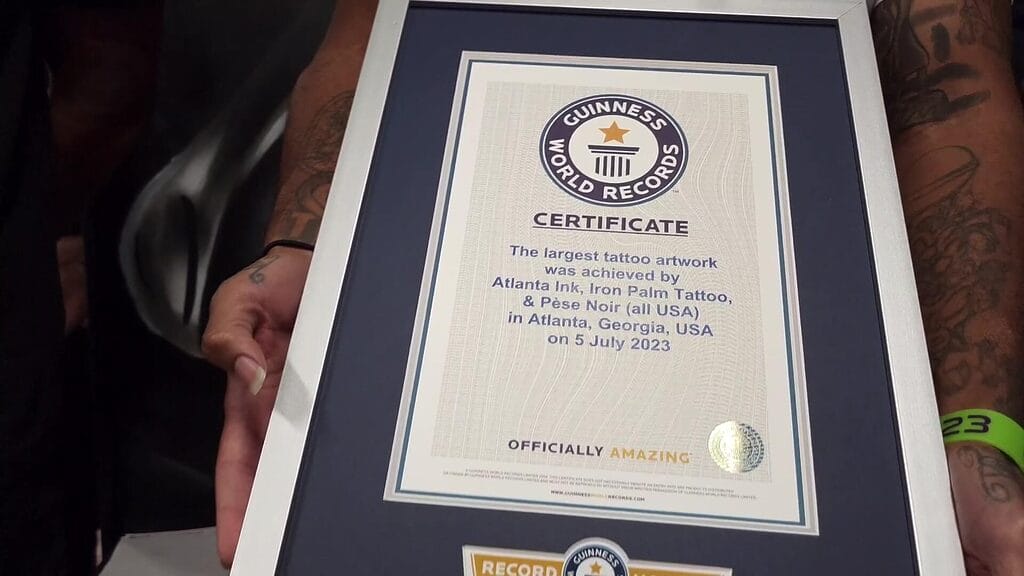 Sertipiko ng Guinness Book of World Records para sa 7 Meter² Tattoo of Takeoff ni JR Outlaw sa Iron Palm Tattoos & Body Piercing Sa Atlanta.