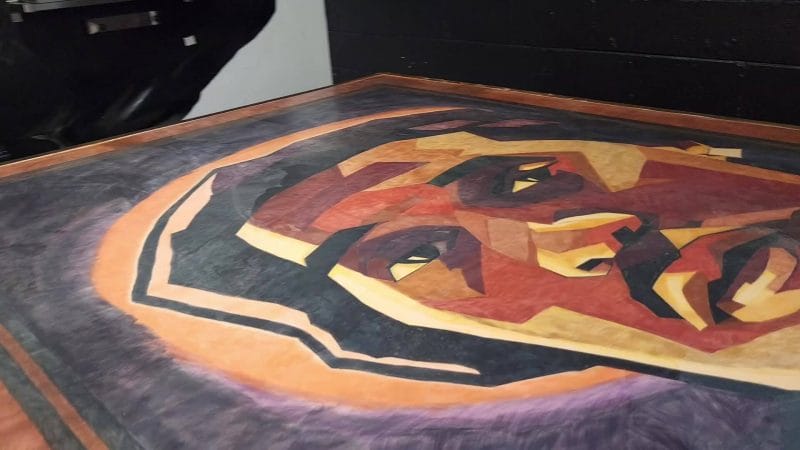 Vista lateral del tatuatge commemoratiu del retrat commemoratiu del músic d'Atlanta Take Off. Ara conegut al llibre Guinness dels rècords mundials com el tatuatge més gran del món. Truqueu al 404-973-7828 o passeu per reservar JR.