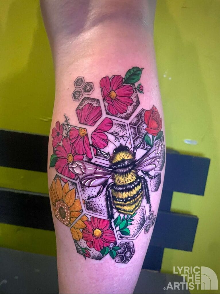 Bumble bee & Flowers Abstract Art Tattoo by Lyric TheArtist στο Iron Palm Tattoos στην Ατλάντα. Έγινε τατουάζ για το Sunflower Skies IG: @sunflower.skyes. Μας αρέσει το πώς υπάρχουν τριαντάφυλλα, ηλίανθοι και άνθη λωτού κάτω από τη μέλισσα όπως θα ήταν στη φύση. Πιστεύουμε ότι αυτό το τατουάζ συμβολίζει τη ζωή ή τα νέα ξεκινήματα. Είμαστε ανοιχτά αργά το βράδυ μέχρι τις 2:404 τα περισσότερα βράδια. Καλέστε στο 973-7828-XNUMX ή περάστε για δωρεάν συμβουλευτική. Τα Walk-In είναι ευπρόσδεκτα κατά τις εργάσιμες ώρες.