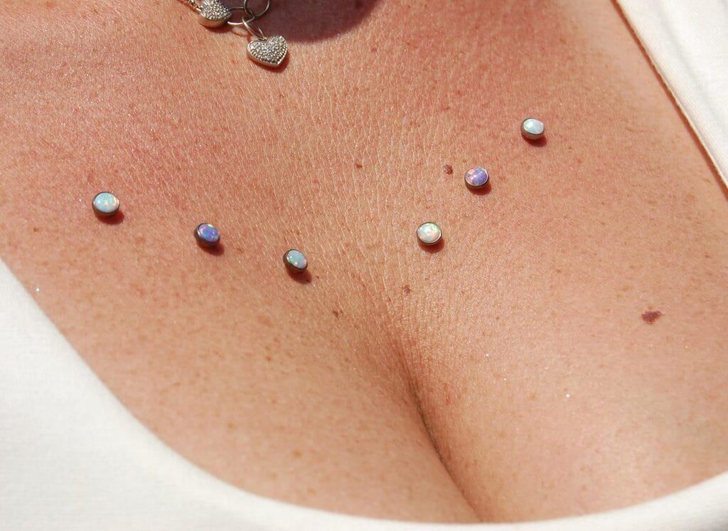 Surface Dermal Tattoos በአይረን ፓልም ንቅሳት 100 ዶላር ሲሆኑ ከአገልግሎቱ ጋር ጌጣጌጦችን ይጨምራሉ። 404-973-7828 ይደውሉ ወይም ከአይረን ፓልም አካል አርቲስት ጋር ነፃ ምክክር ለማግኘት ያቁሙ። የእግር ጉዞዎች እንኳን ደህና መጡ።