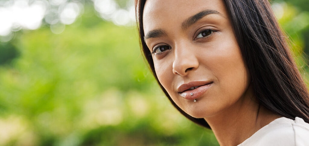 Vètikal Lip Labret Piercing se $100 nan Iron Palm Tattoos ak bijou enkli. Nou ouvri byen ta lannwit jiska 2AM pifò nwit yo. Rele 404-973-7828 oswa pase pou yon konsiltasyon gratis. Walk-Ins yo akeyi.