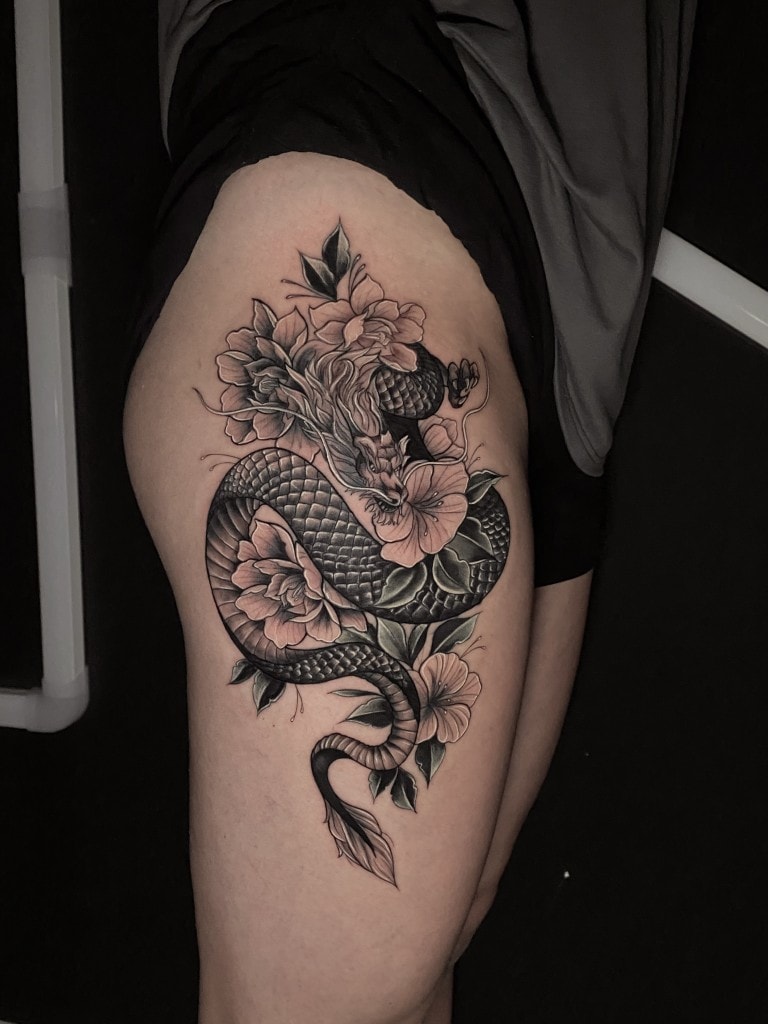 Blackwork dragon & Cherry blossom Tattoo pa Rene Cristobal nan Iron Palm Tattoos nan Atlanta. Kounye a Rene ap envite nan Iron Palm Tattoos soti 11 septanm jiska 18 septanm 2023. Rene disponib pou rezèvasyon sou IronPalmTattoos.com.