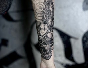 Bloodborne Video Game Blackwork Tattoo By Timmy Hardy, ένας καλεσμένος καλλιτέχνης τατουάζ στο Iron Palm Tattoos στο κέντρο της Ατλάντα. Η πλοκή του παιχνιδιού Bloodborne αναφέρεται σε έναν κάτοικο της πόλης που έχει μολυνθεί από ένα παθογόνο που τους μετατρέπει σε τέρατα μια νύχτα του χρόνου. Ο Timmy έρχεται σε εμάς από το Iron & Ink Tattoo Studio στο Λος Άντζελες της Καλιφόρνια. Είναι διαθέσιμος για κράτηση 23-27 Σεπτεμβρίου. Καλέστε στο 404-973-7828 ή περάστε για δωρεάν συμβουλευτική.