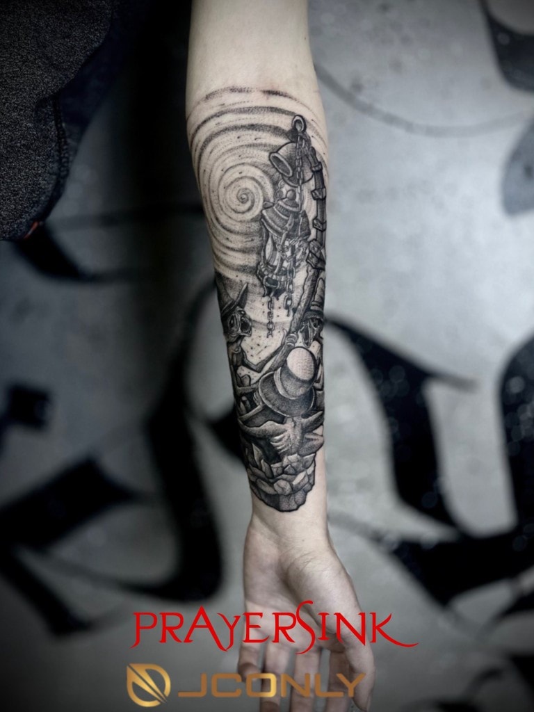 Bloodborne Video Game Blackwork Tattoo Ni Timmy, usa ka guest tattoo artist sa Iron Palm Tattoos sa downtown Atlanta. Bloodborne gameplay plot mao ang mahitungod sa usa ka lungsod nga nataptan sa usa ka pathogen nga nahimong mga mananap sa usa ka gabii sa tuig. Si Timmy mianhi kanamo gikan sa Iron & Ink Tattoo Studio sa Los Angeles, California. Anaa siya alang sa pag-book sa Sept 23 - 27. Tawga ang 404-973-7828 o hunong alang sa libre nga konsultasyon.