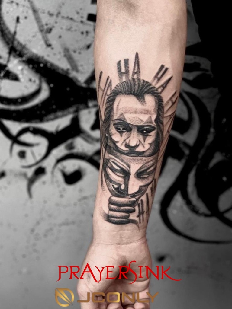 Joker Mask Black & Grey Tattoo Ni Timmy Hardy, usa ka guest artist sa Iron Palm Tattoos. Si Timmy mianhi kanamo gikan sa Iron & Ink Tattoo Studio sa Los Angeles. Anaa siya alang sa pag-book sa Sept 23 - 27. Abli mi sa gabii hangtod alas 2 sa kaadlawon sa kadaghanang gabii. Tawga ang 404-973-7828 o hunong alang sa libre nga konsultasyon. Giabiabi ang mga Walk In.