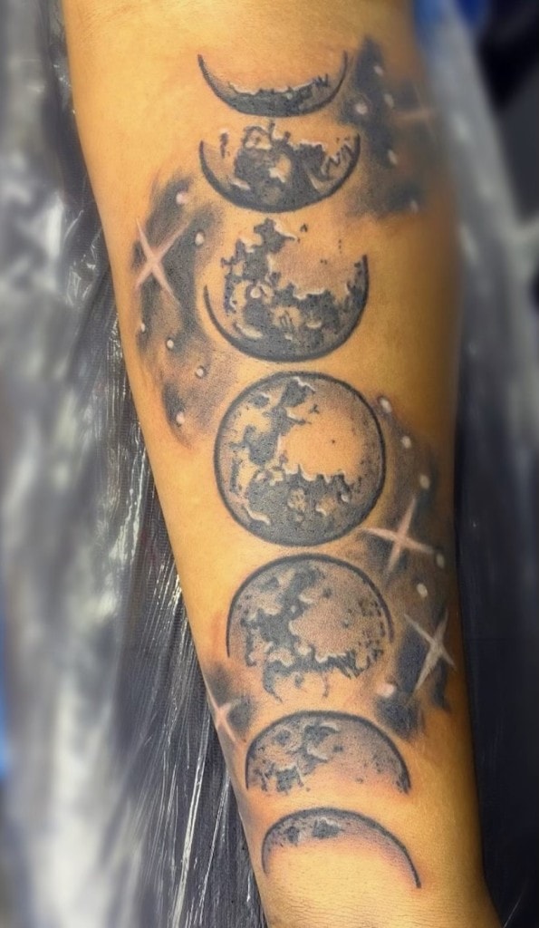 Moon Phases Tattoo Pa Khem Nan Iron Palm Tattoos. Nou se sèlman tatoo nan mitan lannwit lan Atlanta. Rele 404-973-7828 oswa pase pou yon konsiltasyon gratis.