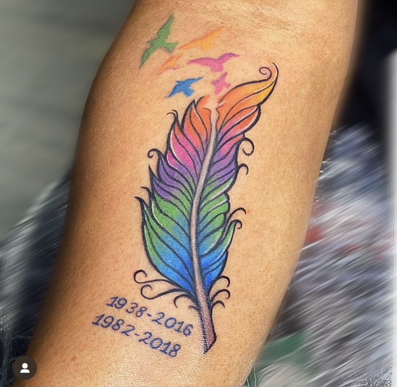 Dat Sentimental Pou Tatoo Plim Pa Khem Nan Iron Palm Tattoos. Kliyan an te vle yon reprezantasyon kolore men dou nan moun ki pèdi renmen yo. Khem te fèt tatoo koulè sa a ki baze sou yon imaj fèy. Nou se sèlman tatoo nan mitan lannwit lan Atlanta. Rele 404-973-7828 oswa pase pou yon konsiltasyon gratis.