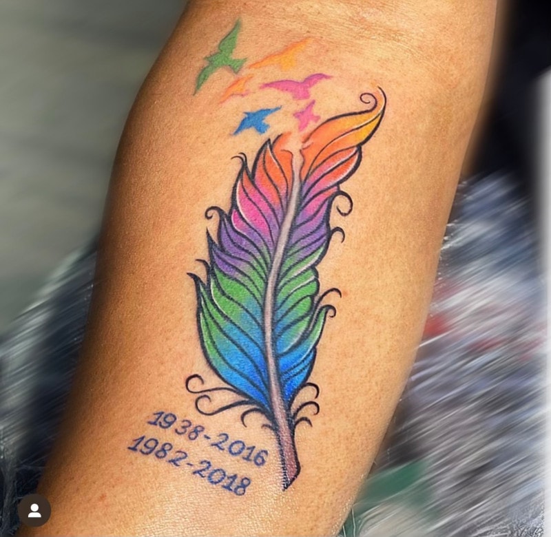 Dat Sentimental Pou Tatoo Plim Pa Khem Nan Iron Palm Tattoos. Kliyan an te vle yon reprezantasyon kolore men dou nan moun ki pèdi renmen yo. Khem te fèt tatoo koulè sa a ki baze sou yon imaj fèy. Nou se sèlman tatoo nan mitan lannwit lan Atlanta. Rele 404-973-7828 oswa pase pou yon konsiltasyon gratis.