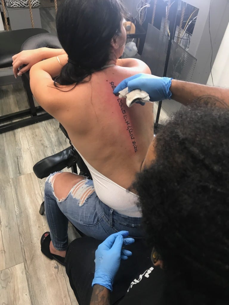 Lettering Script Tattoo από τον JR Outlaw, έναν καλλιτέχνη τατουάζ στο Iron Palm Tattoos στην Ατλάντα.