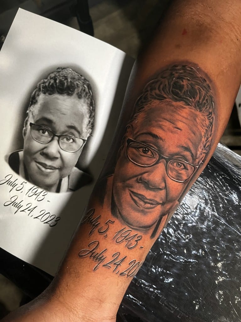 Spominski realistični portret Terrancea Sawyerja pri Iron Palm Tattoos. Terrance je višji rezidenčni umetnik pri Iron Palm. Specializiran je za fotorealizem, portrete in tetovaže v slogu 3D. Terrance je profesionalni umetnik, ki še posebej pazi na reprodukcijo portretov za svoje stranke. Iron Palm je edina nočna trgovina s tetovažami v Atlanti, ki se zapre ob 2. uri zjutraj. Pokličite 404-973-7828 ali se oglasite na brezplačnem posvetu. Sprehodi so sprejeti.