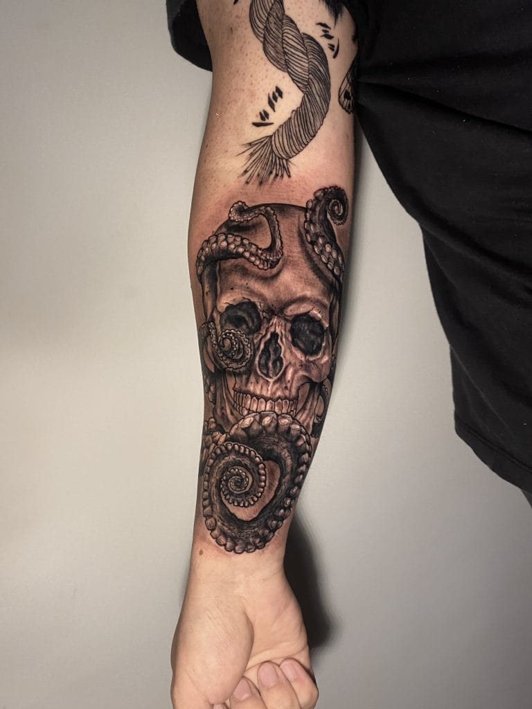 თავის ქალა და რვაფეხა სიურრეალიზმი Blackwork Tattoo By Rene Cristobal At Iron Palm Tattoos. რენე სპეციალიზირებულია შავი და ნაცრისფერი ტატუებით, მაგრამ გამოცდილია მრავალი სხვა სტილისთვის. დარეკეთ 404-973-7828 ან გაემგზავრეთ რენესთან უფასო კონსულტაციისთვის. მისასალმებელია გასეირნება.