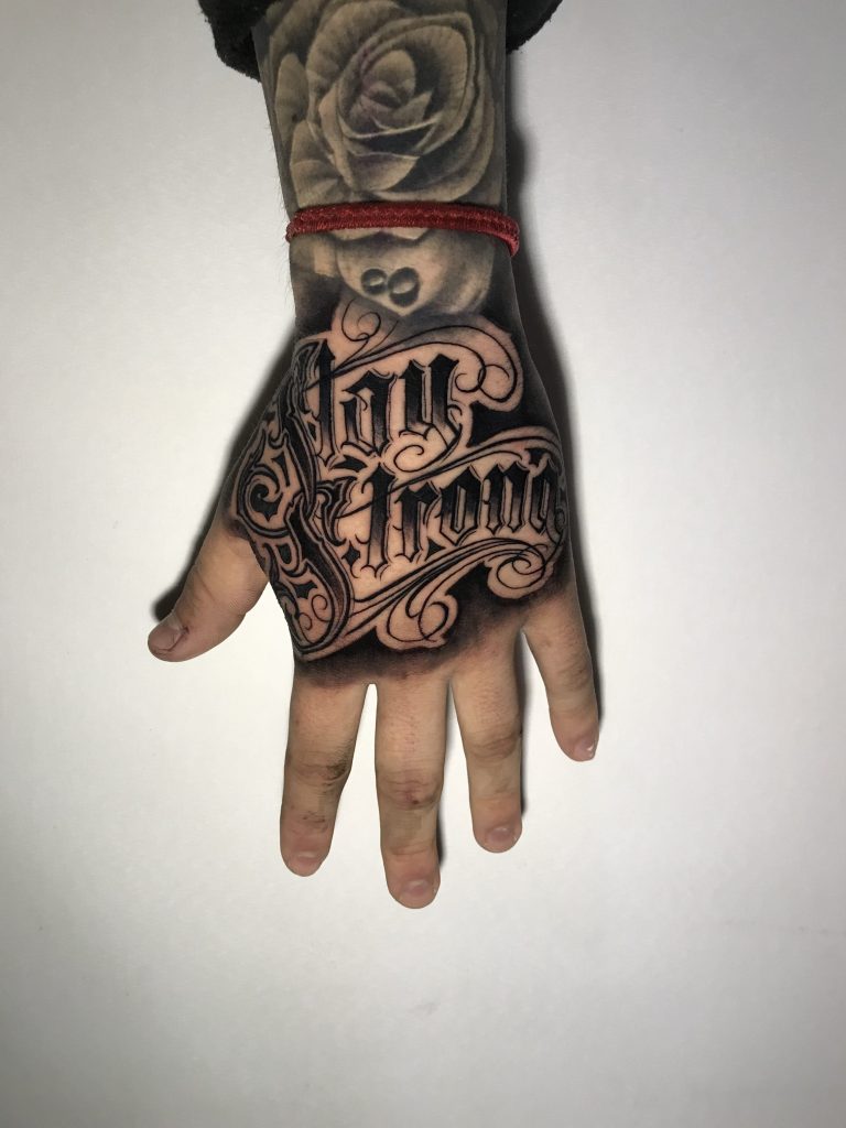 Tatoo "Rete Dò" Pa Rene Cristobal Nan Iron Palm Tattoos. Rene se yon atis entènasyonal tatoo ki soti nan Concepcion, Chili. Li espesyalize nan plizyè estil tankou blackwork ak tatoo nwa ak gri.
