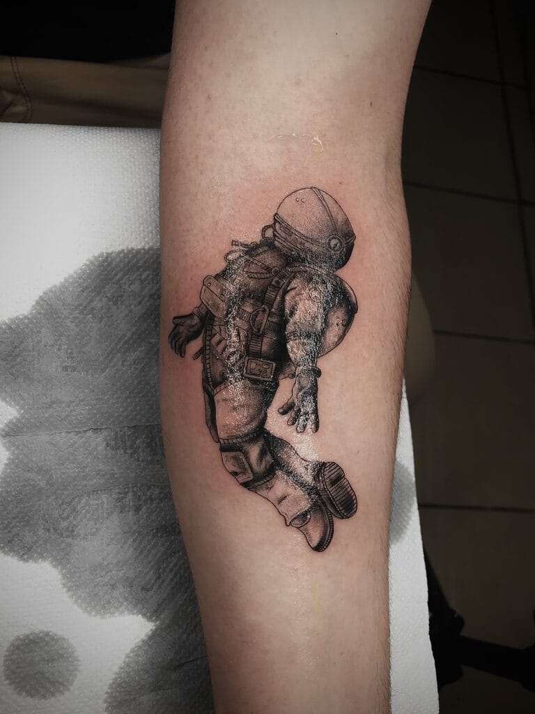 ასტრონავტის Blackwork Tattoo By Rene Cristobal At Iron Palm Tattoos. ჩვენ გვიყვარს, როგორ ცურავს ასტრონავტი თავის ხელზე თავისუფლად. დარეკეთ 404-973-7828 ან გაიარეთ უფასო კონსულტაციისთვის. ღიაა დილის 2 საათამდე. მისასალმებელია გასეირნება.