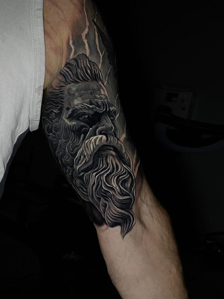 Zeus Black & Grey Cover-Up Sleeve Tattoo በሬኔ ክሪስቶባል። ሬኔ ይህን አሪፍ ሽፋን ከአላባማ ለኤርማን ቀባ። የብረት ፓልም የአትላንታ ብቸኛ የምሽት ንቅሳት ሱቅ ነው። በአብዛኛዎቹ ምሽቶች ከጠዋቱ 1pm -2am ክፍት ነን። ለነፃ ምክክር በ 404-973-7828 ይደውሉ ወይም ያቁሙ። የእግር ጉዞዎች ተቀባይነት አላቸው።