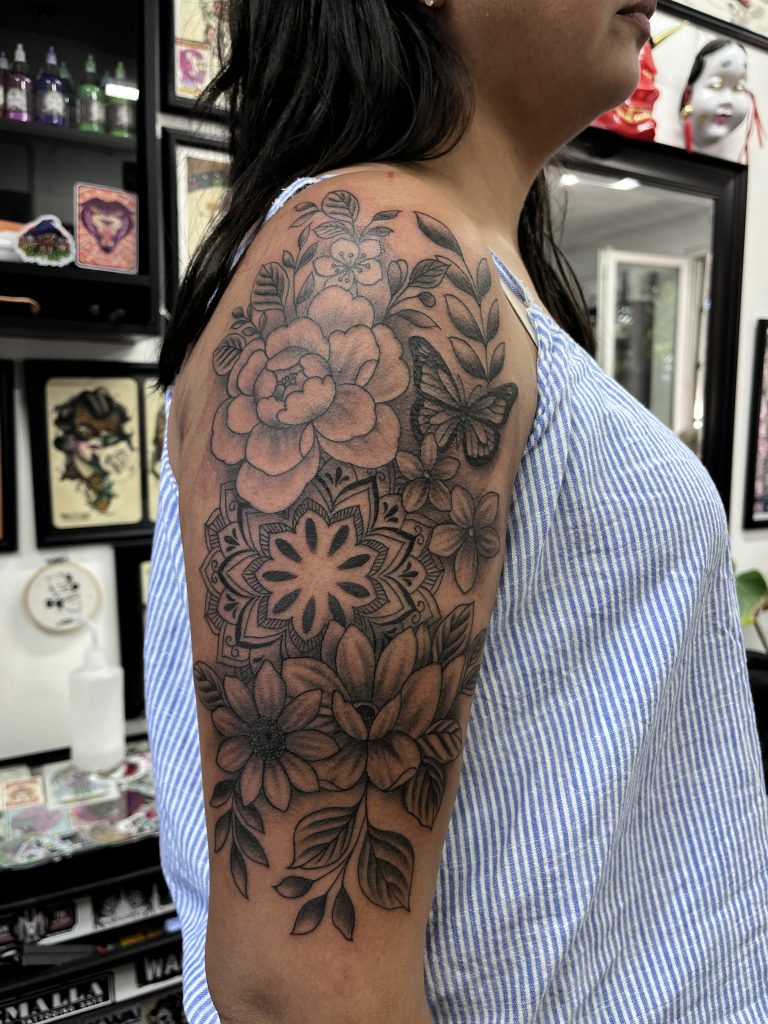 Fine Line Pivwan, Lotus, & Marguerite Mandala Floral Tattoo Pa Pierre Jarlan. Gen anpil bagay pou debake isit la :). Flè Penia yo senbolize lanmou ak maryaj ansanm ak bonè. Lotus la senbolize ultim pèfeksyon ak pirifikasyon. Yon flè Marguerite, aka "The Daisy" senbolize devosyon ak lwayote. Pierre Jarlan ap vwayaje mond lan nan yon vwayaj tatoo. Li pral nan Atlanta nan Iron Palm Avril 16th - Avril 20th. Vizite IronPalmTattoos.com pou fè yon liv.