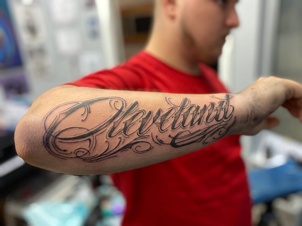 "Cleveland" Blackwork Lettering Tattoo By Majesty at Iron Palm Tattoos. Majesty hunermendek niştecîhek nû ye li Iron Palm û ji Cleveland, Ohio tê ba me. Iron Palm tenê firotgeha tattooê ya derengê şevê ya Atlantayê ye. Ji 404-973-7828 re telefon bikin an ji bo şêwirmendiyek belaş bisekinin.