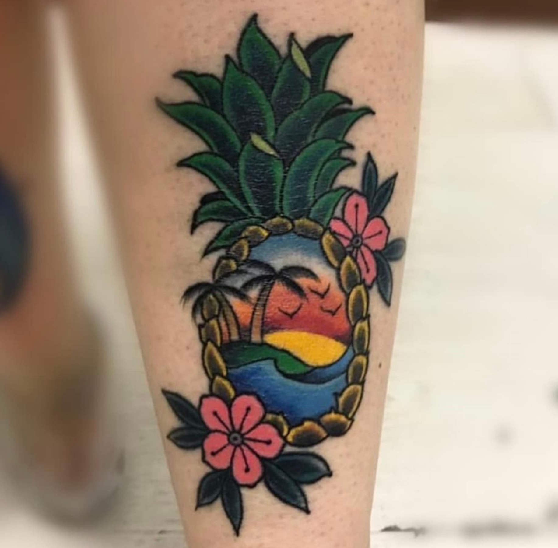 "Iquique Beach" Neo Tradisyonèl Tattoo Pa Pierre Jarlan. Kliyan Pierre te achte sèn sa nan yon flash tatoo Pierre te fè. Iquique se yon bèl vil oseyan nan peyi Chili ak moun ki la yo trè fyè de plaj yo.