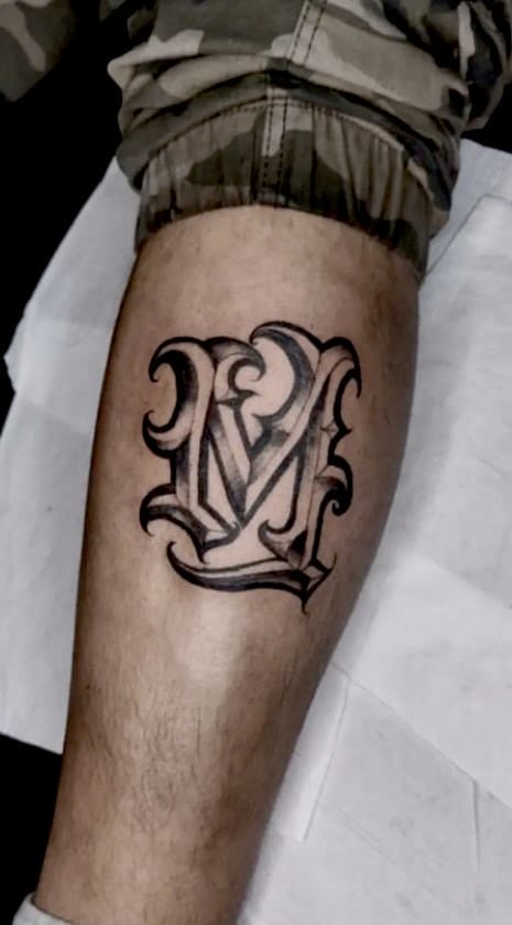 'M' Blackwork Lettering Tattoo by Viviana Saavedra. ვივიანი არის რეზიდენტი ტატუ მხატვარი ჩილედან Iron Palm Tattoos-ში. დარეკეთ ნომერზე 404-973-7828 ან გაემგზავრეთ ვივიანასთან უფასო კონსულტაციისთვის.