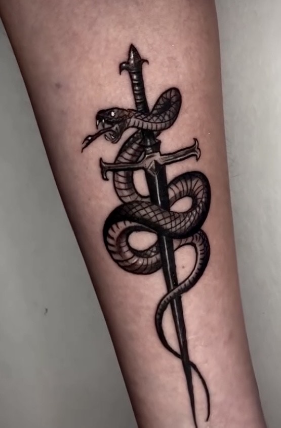 Татуировка «Змея и кинжал», автор Вивиана Сааведра. Саке и кинжал для большинства символизируют защиту и защиту. Это также представляет собой решимость одержать победу над внутренними беспорядками. Вивиана приехала к нам из Чили. Чтобы записаться на прием к Вивиан, позвоните по телефону 404-973-7828 или зайдите на бесплатную консультацию.
