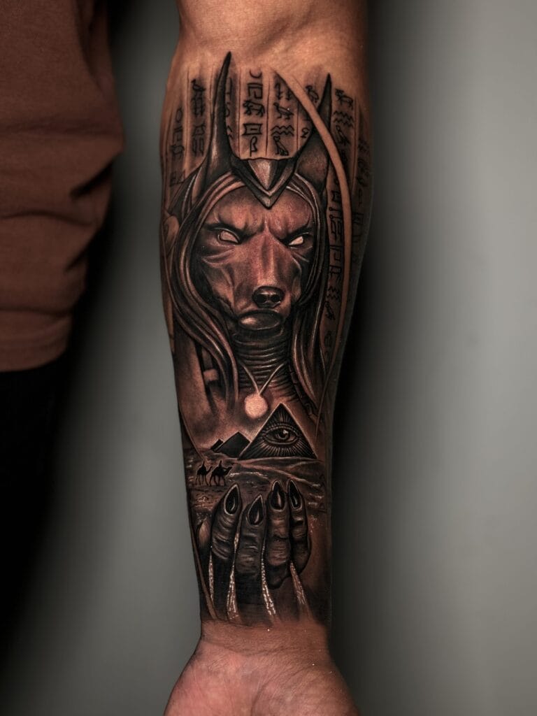 Anubis Blackwork Photo Realism Mahuka Tattoo Rene Cristobal-ek. Anubis Egiptoko kulturako pertsonaiarik ezagunenetako bat da, hildakoak jainkoen gortera eramateaz arduratzen baitzen. Haren eginkizuna hildakoaren bihotza pisatu eta paradisura gidatzea zen. Horregatik, heriotza irudikatzen du, baina heriotzaren ondoren gu gidatzeko modu gisa ere ulertzen da.