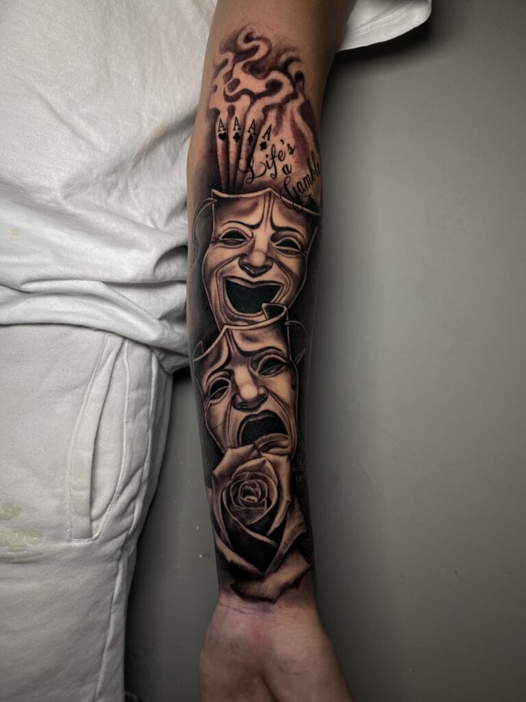 Dram & Trajedi Teyat Mask Blackwork Illustrative Sleeve Tattoo Pa Rene Cristobal. Mas teyat sa yo. Yo reprezante komedyen ak dram oswa trajedi. Yo se senbòl ki gen orijin grèk; Thalia, miz komedyen, mizik, chante ak lajwa, ak Melpomene, ki se miz trajedi. Tèks (678)-926-9731 oswa ale pou yon konsiltasyon gratis. Walk ins yo aksepte.
