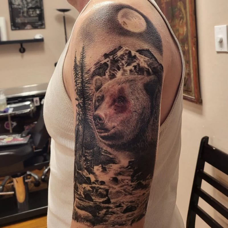 Ós Grizzly Blackwork Realisme Tatuatge d'animals de Thian. Els tatuatges d'ós signifiquen gravetat, força, intrepidesa i sense por. Truqueu al 404-973-7828 o passeu per una consulta gratuïta. Les entrades són benvingudes.