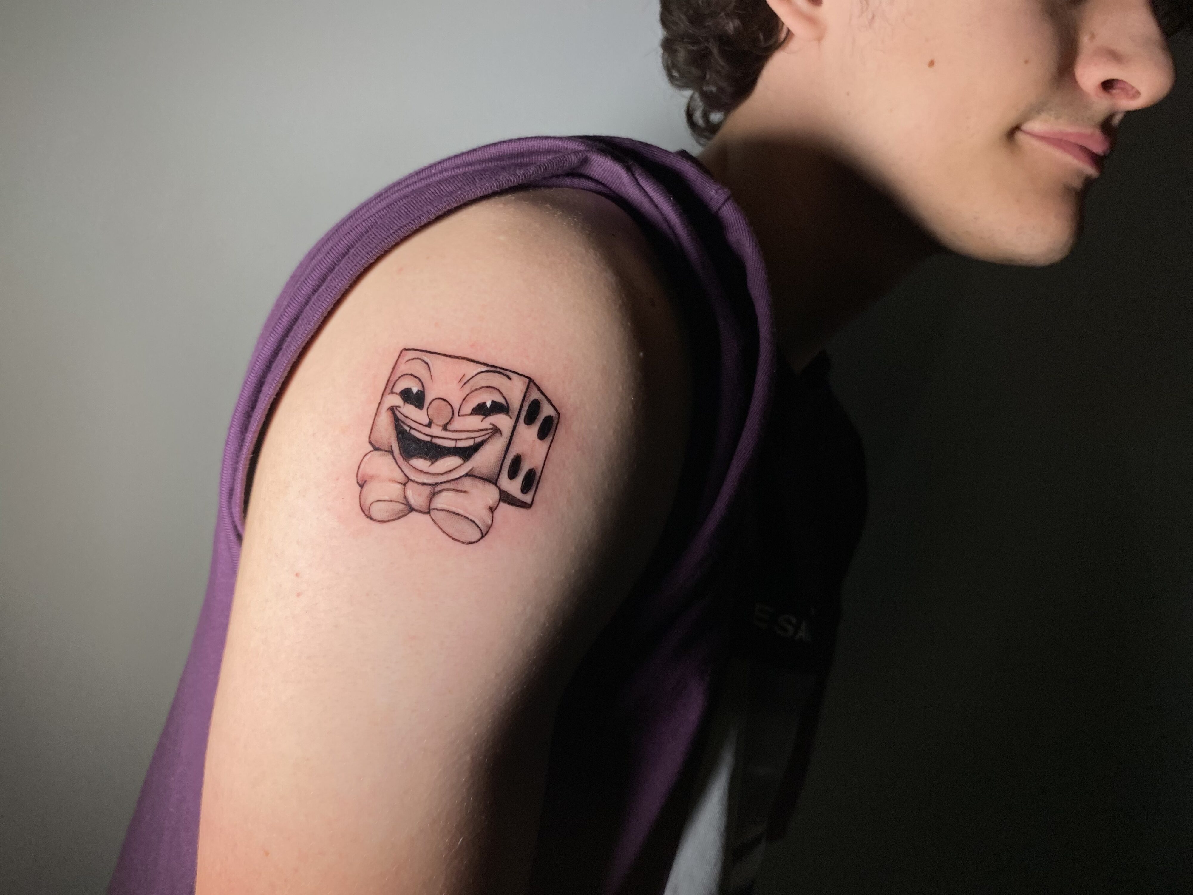 «Король Дайс» — правая рука дьявола в видеоигре «Cuphead», что делает его вторым по силе боссом, которого должен победить игрок. Виви нарисовала эту тонкую версию для девушки-геймера, которой нравился этот персонаж. Позвоните по телефону 404-973-7828 или зайдите на бесплатную консультацию.