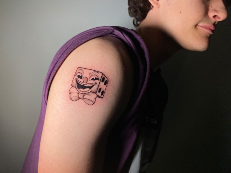 «Король Дайс» — правая рука дьявола в видеоигре «Cuphead», что делает его вторым по силе боссом, которого должен победить игрок. Виви нарисовала эту тонкую версию для девушки-геймера, которой нравился этот персонаж. Позвоните по телефону 404-973-7828 или зайдите на бесплатную консультацию.