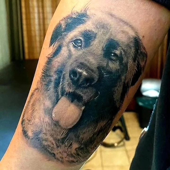 Retirat K9 Photo Realism Dog Blackwork Tattoo de Thian. Aquest noi jubilat sembla feliç i com si estigués gaudint de la seva jubilació fora de servei. Truqueu al 404-973-7828 o passeu per una consulta gratuïta. Les entrades són benvingudes.
