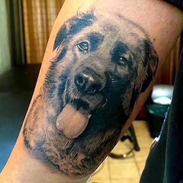 Retired K9 Фотореализм Собака Черная татуировка от Thian. Этот пенсионер выглядит счастливым и словно наслаждается выходом на пенсию. Позвоните по телефону 404-973-7828 или зайдите на бесплатную консультацию. Проходы приветствуются.