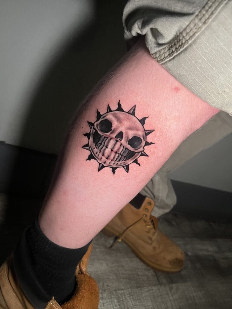 Косахонаи офтоб Fine Line Blackwork Tattoo аз ҷониби Терранс Сойер. Ин муштарӣ ин асарро барои татуировка кардан ҳамчун сайругашт овардааст.