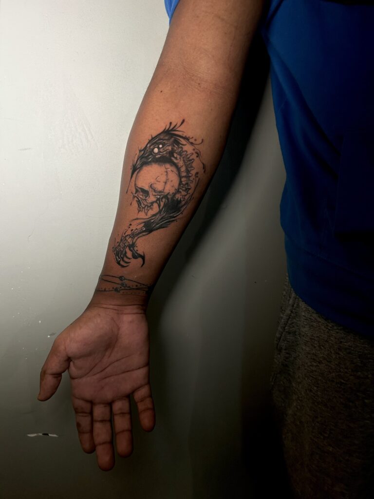 Духовная черная татуировка от Вивианы Сааведры. Эта татуировка символизирует интеллект и мудрость и защищает от желаний мрачного жнеца. Позвоните по телефону 404-973-7828 или зайдите на бесплатную консультацию. Проходы приветствуются.